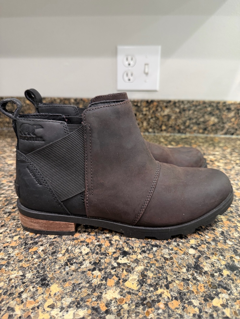 Sorel ladies Emelie 7.5 Dark Brown Chukka Chelsea Boots